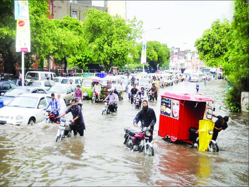 شدید بارش : لاہور کے کئی علاقے ڈوب گئے ‘ مختلف شہروں میں 6 افراد ہلاک‘ نالہ لیک اور ڈیک میں طغیانی ‘ سیالکوٹ کے 3 محلوں میں پانی داخل 