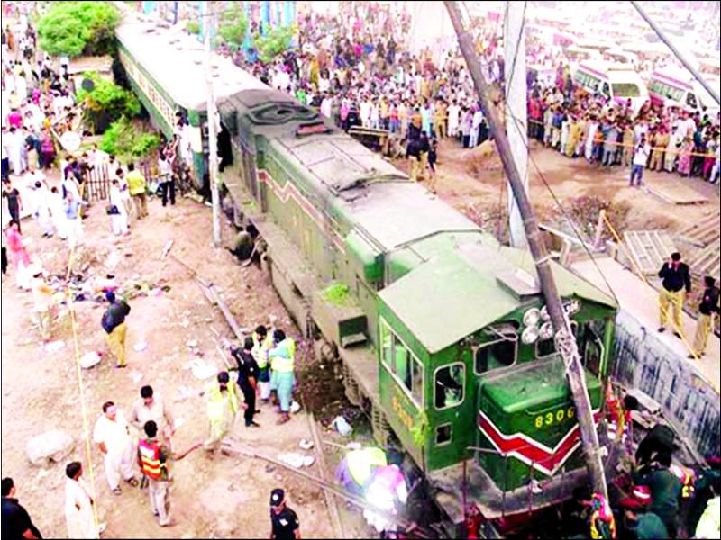 گوجرانوالہ پرانے سٹیشن کے قریب‘ لاہور سے راولپنڈی جانے والی ریل کار کا انجن اور چار بوگیاں پٹڑی سے اتر گئیں ‘3 جاں بحق 