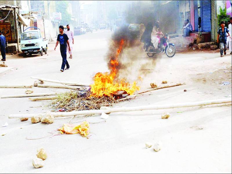 کراچی میں فائرنگ، کریکر حملے، 8 افراد جاں بحق، عزیر بلوچ کے گھر چھاپہ