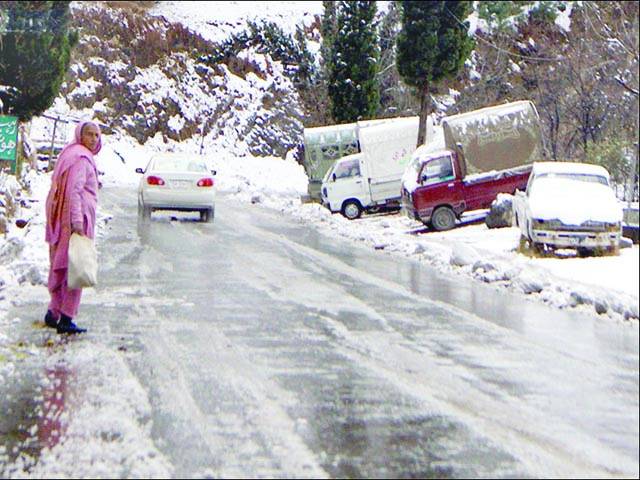 پہاڑی علاقوں میں برفباری اور بارش کا سلسلہ جاری شانگلہ میں سردی کے باعث باپ بیٹا جاں بحق