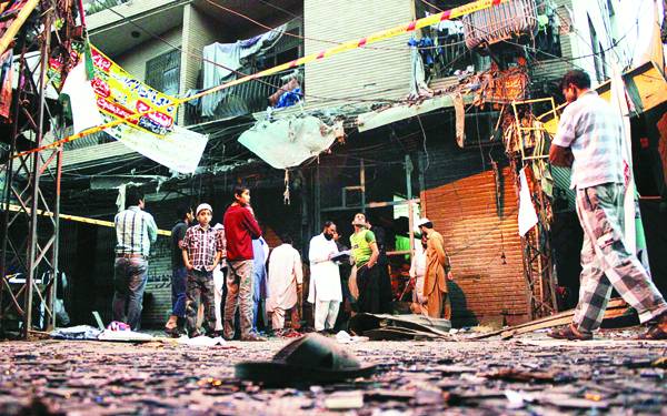 کراچی: آرمی چیف جنرل راحیل شریف سونمیانی رینج میں فضائی مشقوں کے دورے کے موقع پر افسروں اور جوانوں سے ملاقات کررہے ہیں