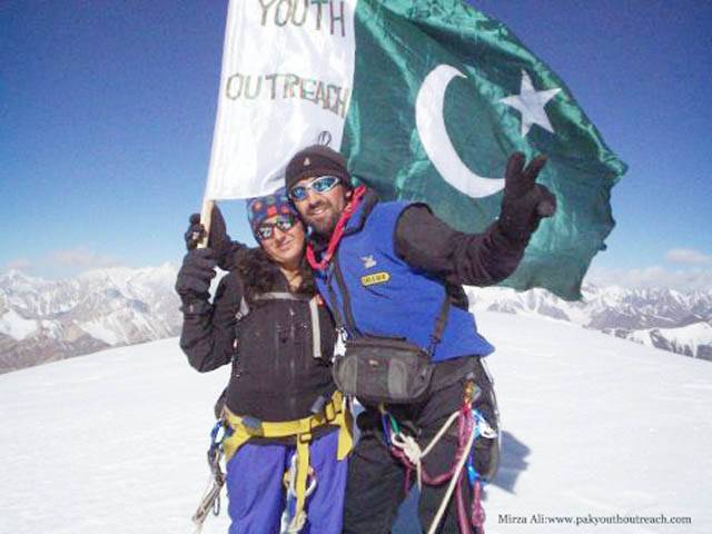 واشنگٹن:پاکستانی سفارتخانے میں پاکستانی کوہ پیمائوں ثمینہ بیگ اور علی بیگ کے اعزاز میں تقریب 