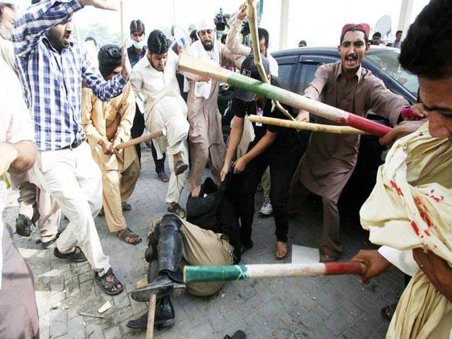 عوامی تحریک نے طاہر القادری کی حفاظت کیلئے خصوصی ڈنڈا بردار فورس متعین کردی