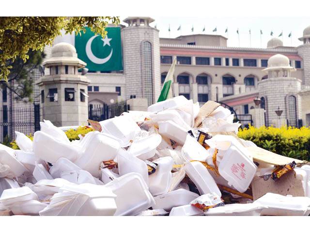 مارچ کے شرکاء کی پیش قدمی کے بعد آبپارہ چوک، کشمیر ہائی وے، خیابان سہروردی اور ملحقہ علاقوں کی صفائی، 30 ٹن کوڑا اکٹھا کیا گیا 