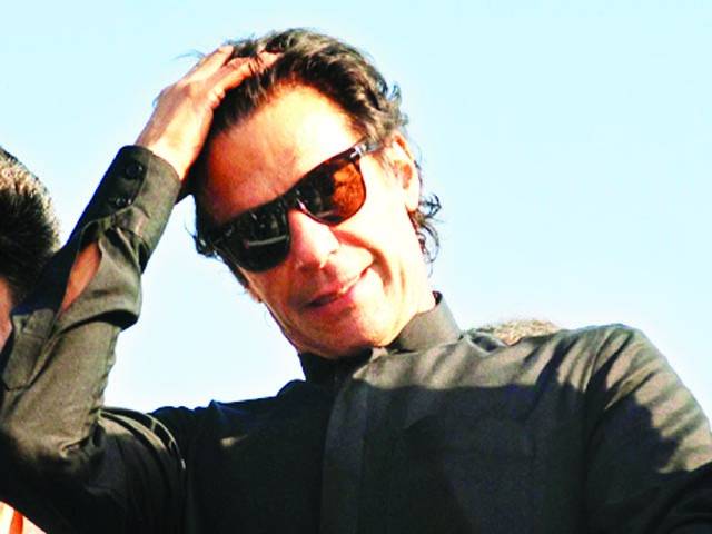 عمران سہ پہر 2 بجکر 13 منٹ پر جلسہ گاہ پہنچے ‘مغرب کی نماز کنٹینر پر ادا کی، کارکنوں میں گھل مل گئے 