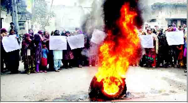 بجلی کی بدترین لوڈ شیڈنگ: گیس بندش کے خلاف لاہور سمیت کئی شہروں میں مظاہرے، سڑکیں بلاک 