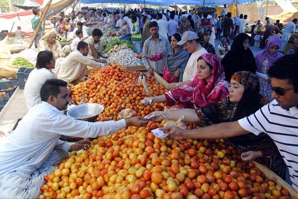 اتوار بازاروں میں ناقص سبزیوں اور پھلوں کی مہنگے داموں فروخت، شہری حکومت کو کوستے رہے 