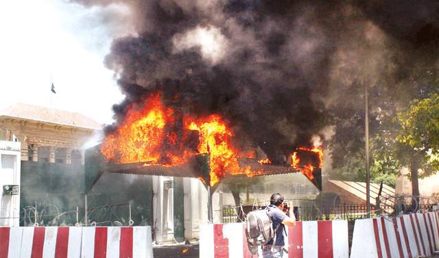 سانحہ ڈسکہ: وکلا کا ملک گیر احتجاج ، پنجاب اسمبلی کا سکیورٹی شیڈ جلا دیا، توڑ پھوڑ