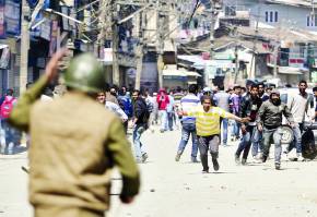 مقبوضہ کشمیر : بھارتی ایجنٹوں کی فائرنگ سے نوجوان زخمی‘ فوجی قبضے کیخلاف مظاہرہ 