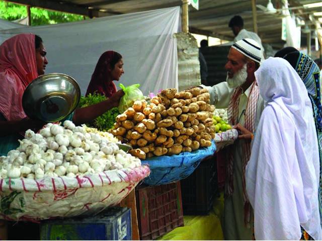 سبزیوں، پھلوں کے ریٹ بدستور آسمان پر، سرکاری نرخ نامے علامتی بن کر رہ گئے 