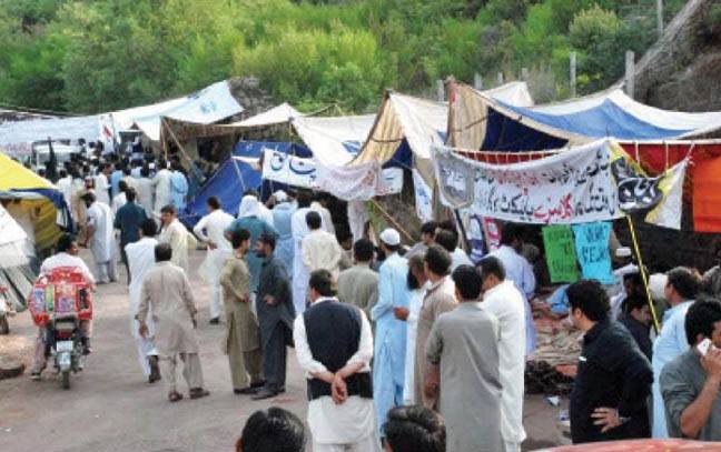 خیبر پی کے کے سرکاری ملازمین کا نوکریاں مستقل کرانے کیلئے عمران خان کی رہائش کے باہر دھرنا آج معاملہ سینٹ میں اٹھائینگے: زاہد خان 