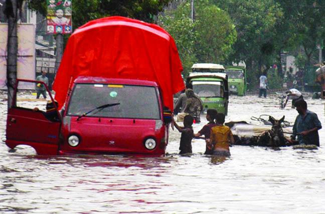 بارش‘ چھتیں گرنے‘ حادثات میں 12 افراد جاں بحق‘ لاہور کے 325 فیڈر ٹرپ کر گئے