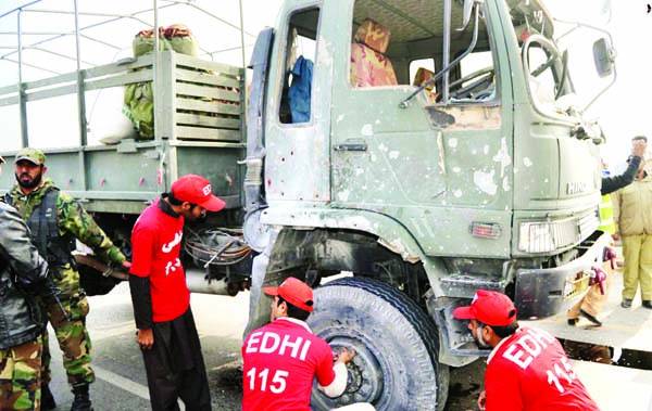 پشاور: فورسز کے قافلے پر ریموٹ کنٹرول بم سے حملہ، اہلکار زخمی، سرچ آپریشن ،50 مشتبہ گرفتار 