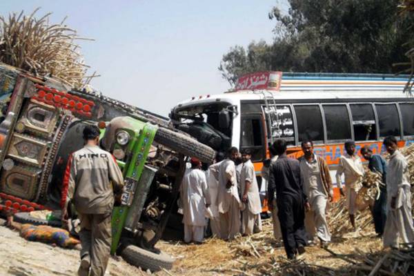 فیصل آباد : لاہور سے کہروڑپکا جانیوالی بس کا ٹرالر سے تصادم‘ بیس افراد جاں بحق‘ سولہ زخمی 