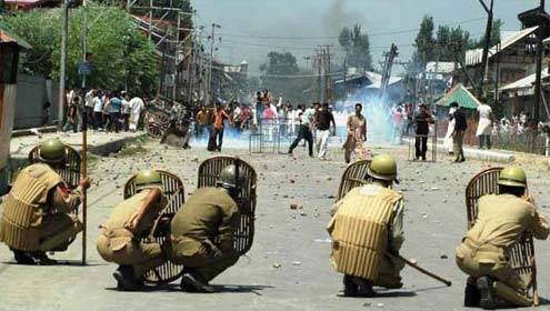 مقبوضہ کشمیر: دو نوجوانوں کی شہادت کے خلاف مکمل ہڑتال، مظاہرے، جھڑپیں ، متعدد زخمی 