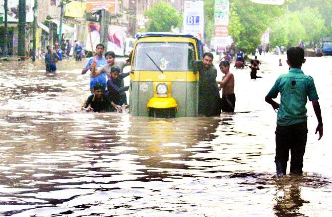 پنجاب، خیبر پی کے: بارش سے تباہی،6 بچوں سمیت9 افراد جاں بحق، کئی نالوں میں طغیانی 