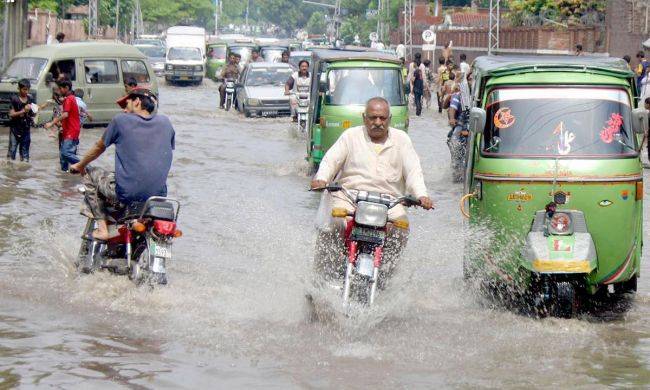 بارش: لاہور تالاب بن گیا، بدترین ٹریفک جام، بجلی غائب، درخت گرنے سے ایک شخص جاں بحق 