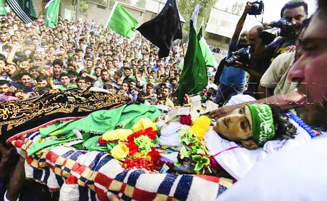 مقبوضہ کشمیر:2 فرضی جھڑپیں،7 نوجوان شہید، فورسز کی فائرنگ،150 مظاہرین زخمی 