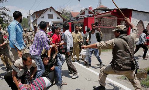 مقبوضہ کشمیر : بھارتی فورسز کے گھروں پر چھاپے 125 افراد گرفتار‘ مظاہرین پر فائرنگ 39 زخمی ....