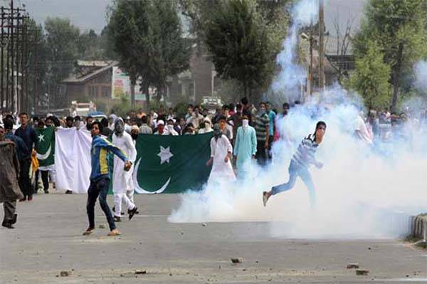 مقبوضہ کشمیر: یوم مزاحمت پر بھارت مخالف مظاہرے، پاکستانی پرچم پھر لہرا دئیے گئے 