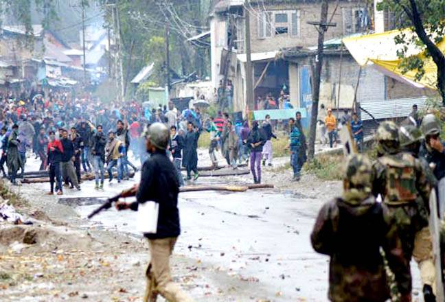 مقبوضہ کشمیر کے ضلع کپواڑہ میں گزشتہ روز فرضی جھڑپ میں بھارتی فورسز کے ہاتھوں 7 سالہ بچی کنیز اور 3 نوجوانوں کی شہادت کے بعد ایک بار پھر مظاہرے پھوٹ پڑے جلاو¿ گھیراو¿ اور پکڑ دھکڑ کا سلسلہ شروع 