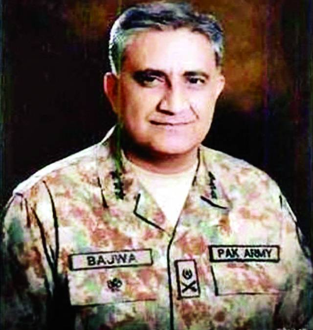 شہداء قوم کے ہیرو‘ قربانیاں رائیگاں نہیں جائینگی: جنرل قمر جاوید باجوہ شہید کیپٹن جنید کے گھر آمد