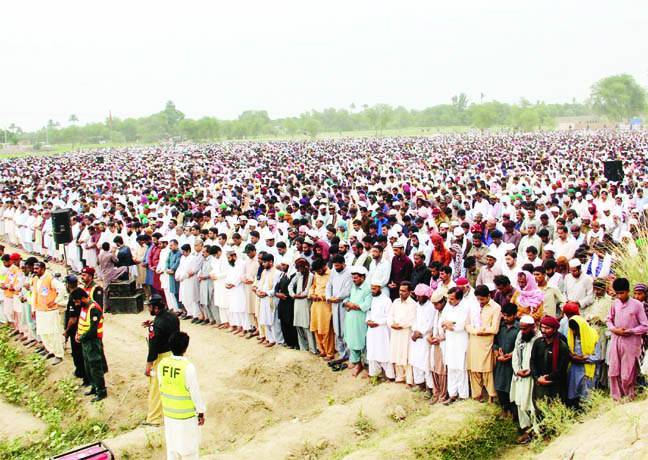 احمد پور شرقیہ: ٹینکر ڈرائیور سمیت مزید 12 زخمی دم توڑ گئے‘ اجتماعی تدفین‘ سانحہ پر سیاست افسوسناک ہے: نوازشریف