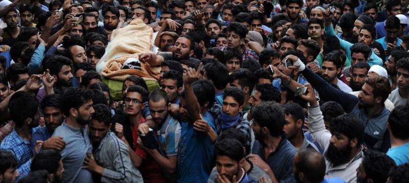 مقبوضہ کشمیر میں گزشتہ روز بھارتی فورسز کے ہاتھوں شہید ہونے والے 6 نوجوانوں کو سپرد خاک کر دیا گیا