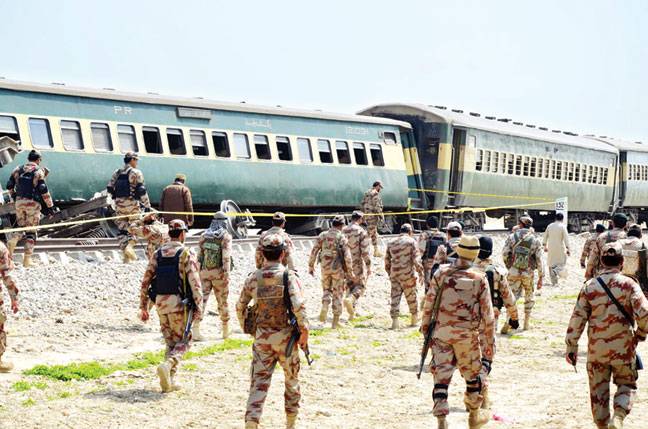 ڈیرہ مراد جمالی: ریلوے ٹریک پر دھماکہ، جعفرایکسپریس کی 5 بوگیاں پٹری سے اتر گئیں، 2 خواتین سمیت4 مسافر جاں بحق 25 زخمی