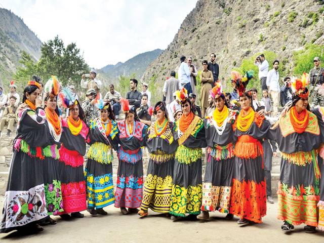 کیلاش قبیلے کا سالانہ جوشی تہوار ختمآخری روز جوڑوں کی شادی رسومات 