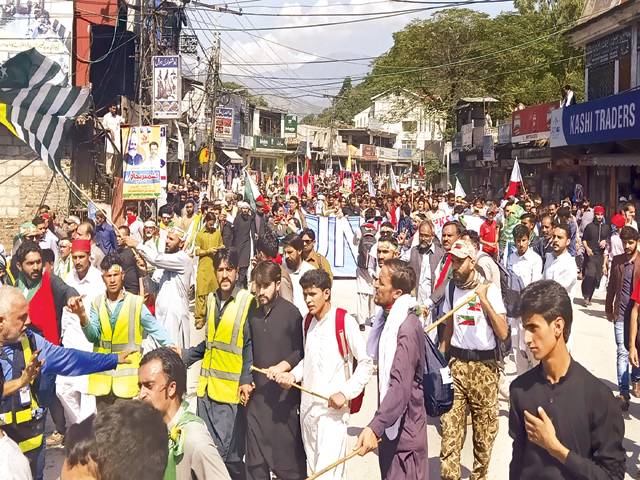 آزادی مارچ آج، کنٹرول لائن عبور کرنیکا اعلان: بھارت کا حملے کا جواز ملے گا: عمران