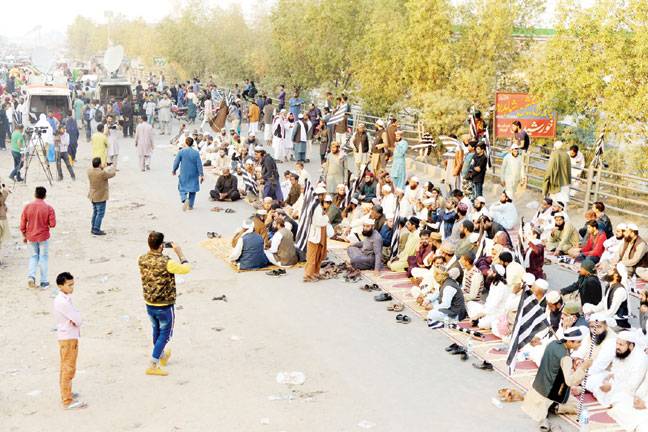 شاہدرہ میں بھی جے یو آئی کا احتجاج ، جی ٹی روڈ بند، پلان بی سے متعلق فیصلہ آج کرینگے: فضل الرحمن