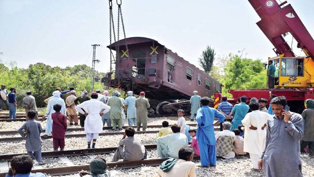 کندیاں ، خوشحال ایکسپریس کا کھلے پھاٹک پر ٹرک سے تصادم ، جیکب آباد مین سکھر ایکسپریس مال گاڑی سے ٹکرا گئی