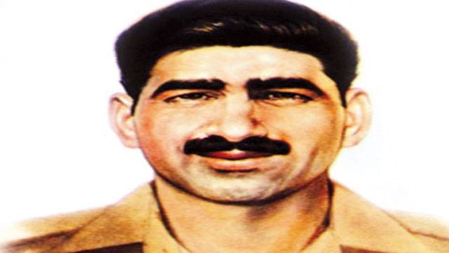 سوار محمد حسین شہید کی برسی: آرمی چیف کی طرف سے مزار پر پھول چڑھائے گئے