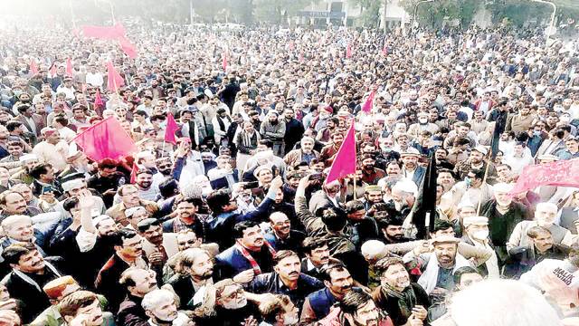 اسلام آباد : واپڈا ، ریڈیو، لیبر ڈیپارٹمنٹ کے ملازمین کا مطالبات کے حق میں مظاہرہ 