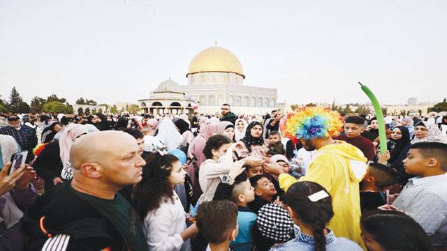  پابندیوں کے باوجود 2لاکھ سے زائد فرزندان اسلام  کی   مسجد اقصیٰ میں نماز عید