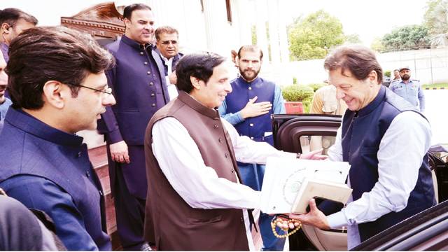 عمران سے کابینہ پر مشاورت ، سیلاب میں جاں بحق افراد کے لواحقین کو 8 ،8 لاکھ دیں گے : پرویز الٰہی 