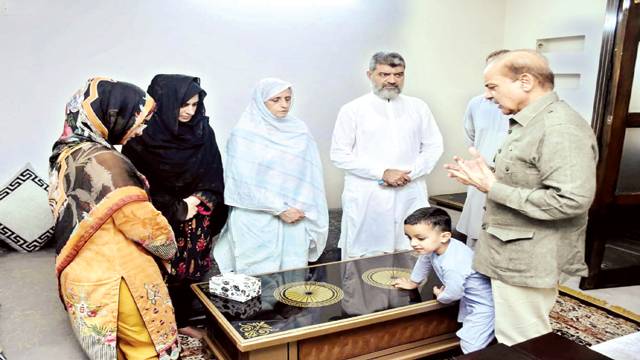 وزیراعظم کی شہید میجر طلحہ منان کے گھر فاتحہ خوانی‘ اہلخانہ سے ملاقات