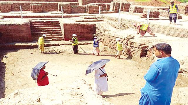 سیلاب سے موہنجوداڑو کے آثار قدیمہ شدید متاثر‘ بحالی شروع