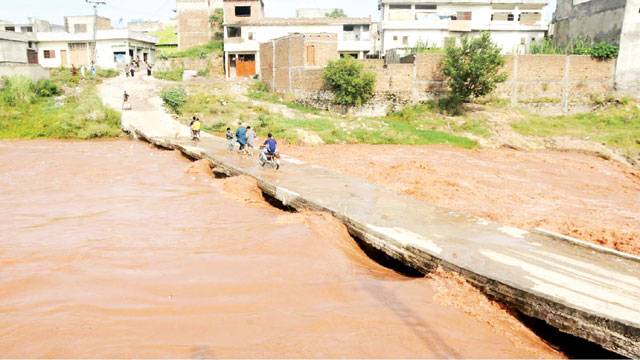 لاہور سمیت کئی شہروں میں بارش ،نالہ لئی لبالب بھر گیا ، بجلی گرنے سے 2 جاں بحق 