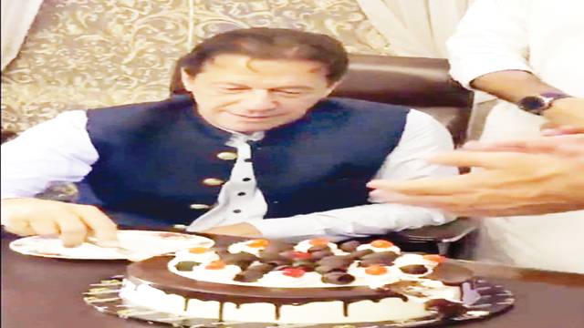 عمران نے اپنی سالگرہ کا کیک کاٹا اصل تاریخ 5 اکتوبر ہے‘ چیئرمین