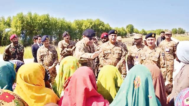 اندرون سندھ دورہ : فوج سیلاب متاثرین کی بحالی تک خدمت جاری رکھے گی : جنرل باجوہ 