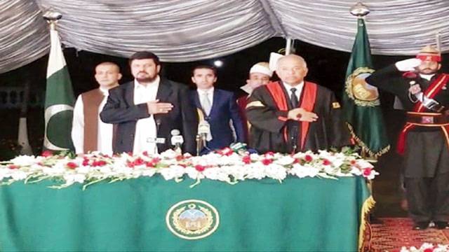 فضل الرحمن کے سمدھی حاجی غلام علی  نے گورنر خیبر پی کے کا حلف اٹھا لیا 