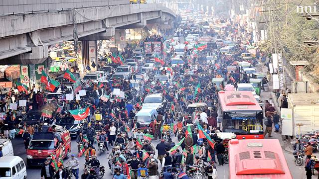 عوام مہنگائی سے تنگ‘ فوری الیکشن کرائے جائیں‘ پی ٹی آئی کا مختلف شہروں میں احتجاج