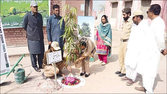  اسسٹنٹ کمشنر جہانیاں کا دورہ مڈل سکول 154 ٹن آر، پودا لگا کر شجرکاری مہم کا افتتاح کیا