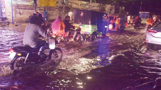 لاہور سمیت کئی شہروں میں تیز آندھی ، بارش ، دریاوں میں پانی کی سطح بلند ، سیلاب کا خدشہ 