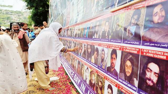 برہان وانی کا 7 واں یوم شہادت، مقبوضہ کشمیر میں ہڑتال ، یوم تجدید منایا گیا 