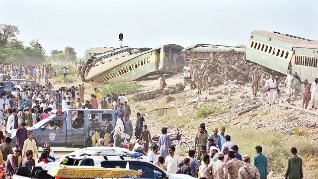 نوابشاہ ، ٹین پٹڑی سے اترگئی ، 31 افراد جاں بحق ، 150 زخمی