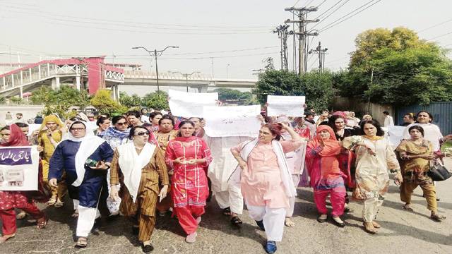 راولپنڈی: مہنگی بجلی کے خلاف خواجہ سراؤں کا مظاہرہ‘ مری روڈ بلاک کر دی