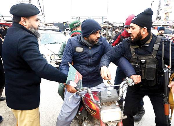 ایک قوم، یکساں قانون، سب برابر، پی ٹی آئی منشور: لاہور سمیت کئی شہروں میں ریلیاں، سینکڑوں گرفتار